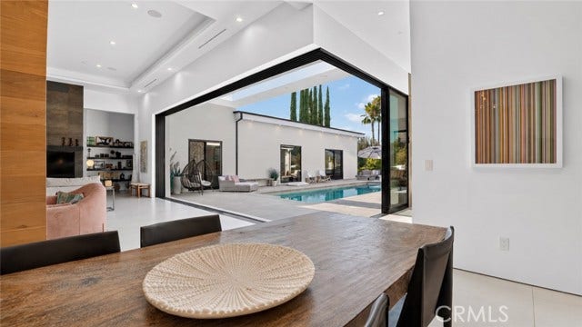 22935 Oxnard, Woodland Hills, CA 91367
