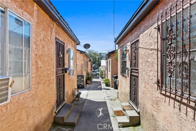 Property photo for 2015 Pennsylvania AVE, Los Angeles, CA