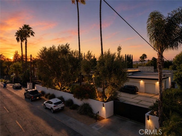 22935 Oxnard, Woodland Hills, CA 91367
