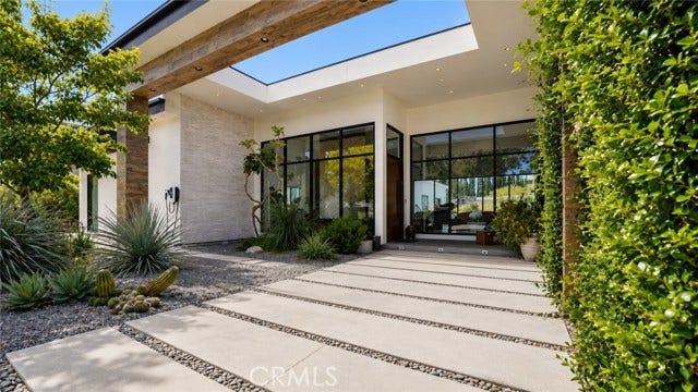 22935 Oxnard, Woodland Hills, CA 91367