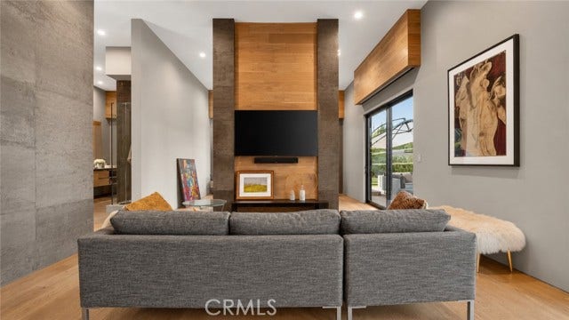 22935 Oxnard, Woodland Hills, CA 91367