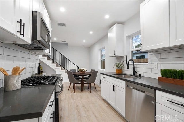 18060 Oxnard ST, Encino, CA 91316