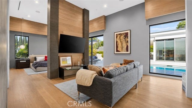 22935 Oxnard, Woodland Hills, CA 91367