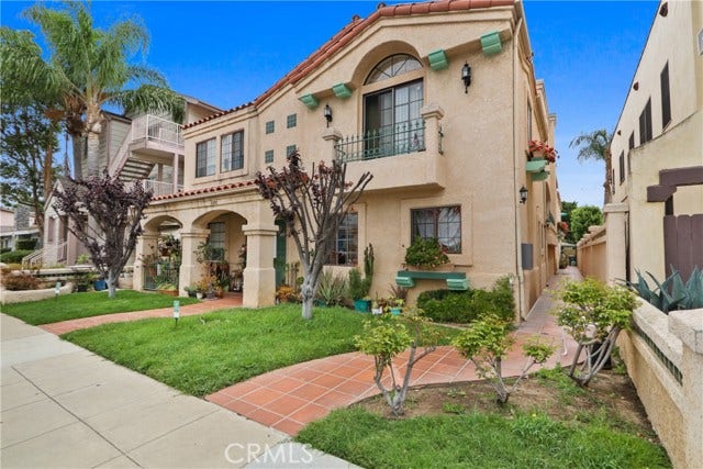 Property photo for 1052 Belmont AVE, #B, Long Beach, CA