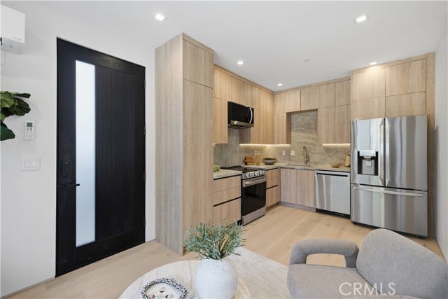 22518 Burbank, Woodland Hills, CA 91367 22518 Burbank, Woodland Hills, CA 91367