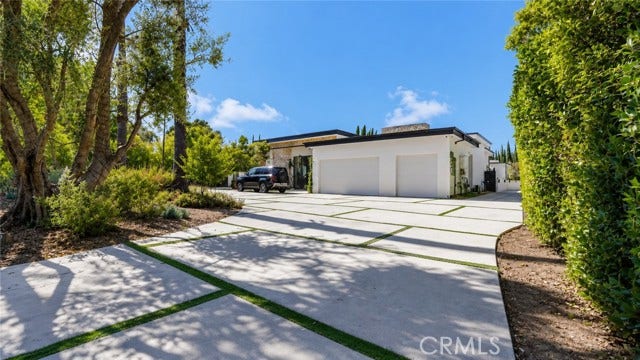 22935 Oxnard, Woodland Hills, CA 91367