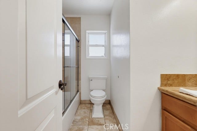 1901 E 63rd, Long Beach, CA 90805 Hall bathroom with shower/tub combo.
