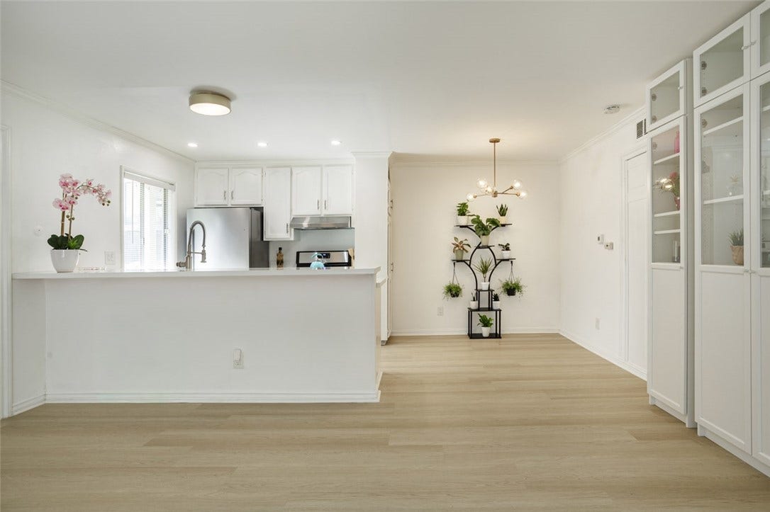 Open Floor plan to the dining/kitchen area
