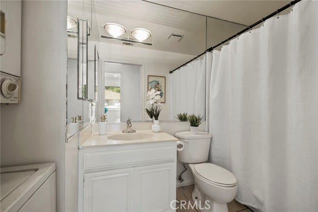 3125 N White AVE, #4, La Verne, CA 91750 Bright full bathroom featuring a tub/shower combination, large mirrored vanity and neutral finishes.