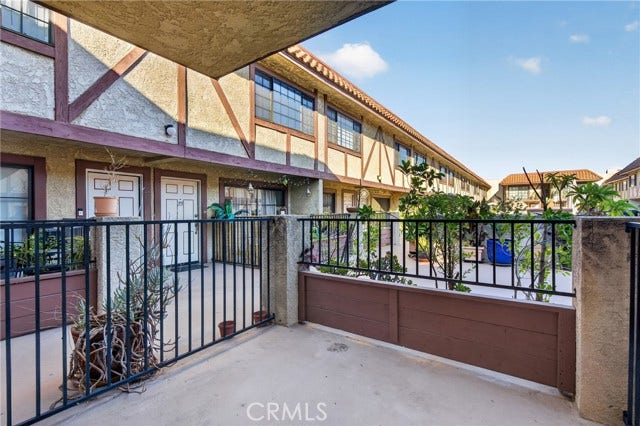 11127 La Maida, #17, North Hollywood, CA 91601