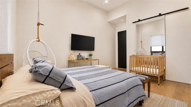 22935 Oxnard, Woodland Hills, CA 91367