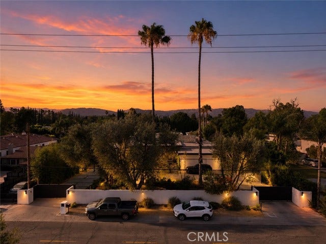 22935 Oxnard, Woodland Hills, CA 91367