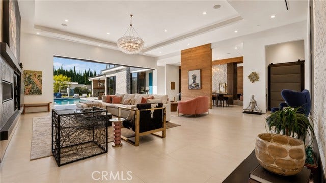 22935 Oxnard, Woodland Hills, CA 91367
