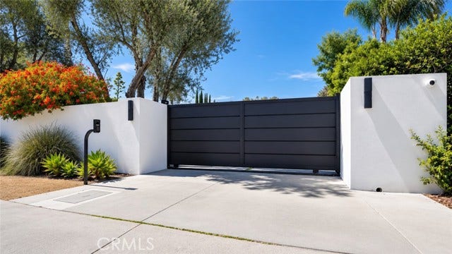 22935 Oxnard, Woodland Hills, CA 91367