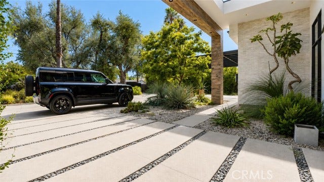 22935 Oxnard, Woodland Hills, CA 91367