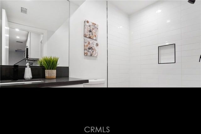 18060 Oxnard ST, Encino, CA 91316