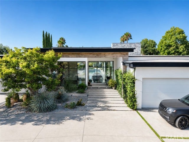 22935 Oxnard, Woodland Hills, CA 91367
