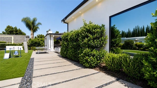 22935 Oxnard, Woodland Hills, CA 91367