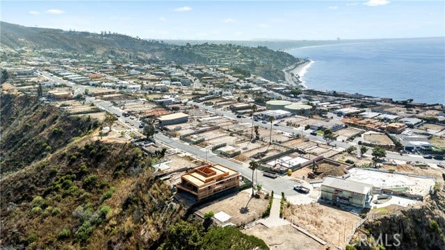 Property photo for 18434 Clifftop, Malibu, CA
