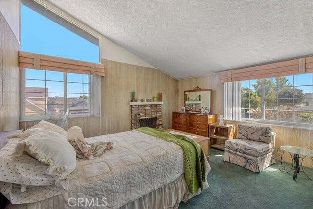 Guest room with Fireplace