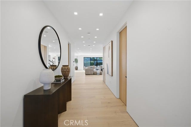 22518 Burbank, Woodland Hills, CA 91367 22518 Burbank, Woodland Hills, CA 91367