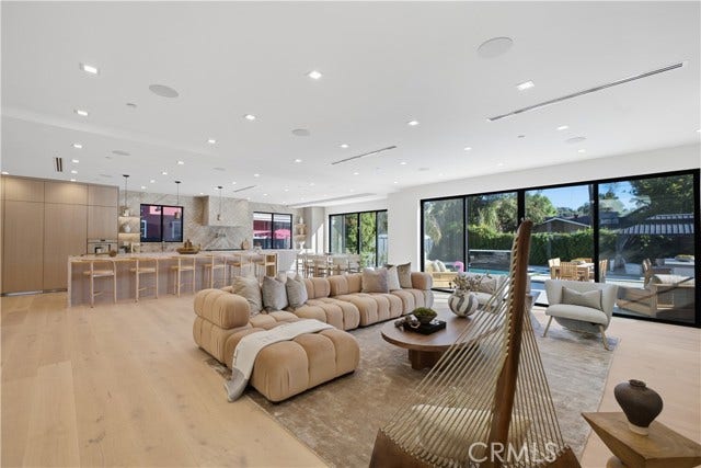 22518 Burbank, Woodland Hills, CA 91367 22518 Burbank, Woodland Hills, CA 91367