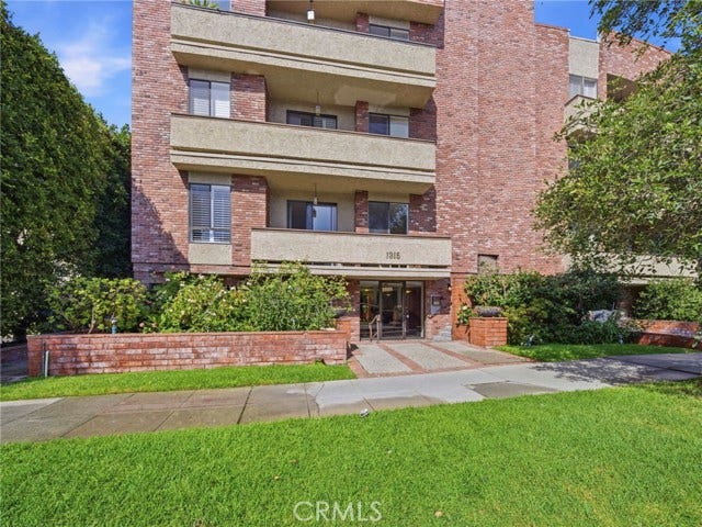 Property photo for 1315 roxbury dr, #204, Los Angeles, CA