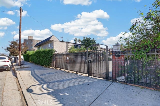 6856 Laurel Canyon BLVD, North Hollywood, CA 91605