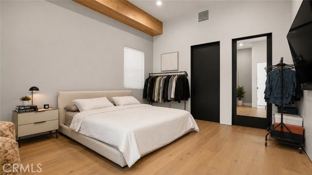 22935 Oxnard, Woodland Hills, CA 91367