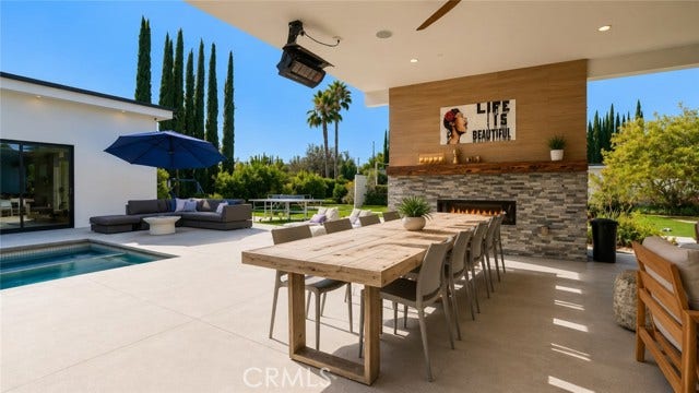 22935 Oxnard, Woodland Hills, CA 91367
