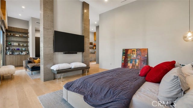 22935 Oxnard, Woodland Hills, CA 91367