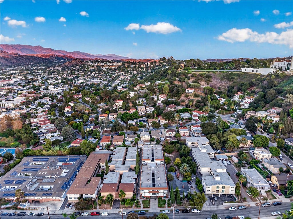 Panoramic aerial captures Glendale s distinctive mix of residential neighborhoods, city amenities, and mountain scenery.