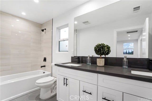 18060 Oxnard ST, Encino, CA 91316