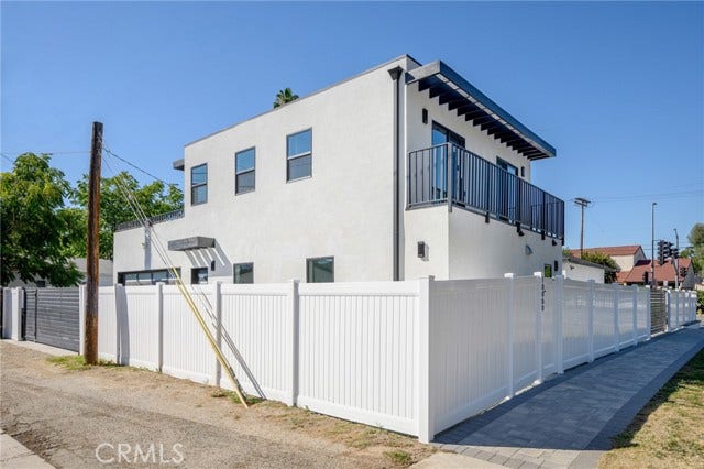 18060 Oxnard ST, Encino, CA 91316