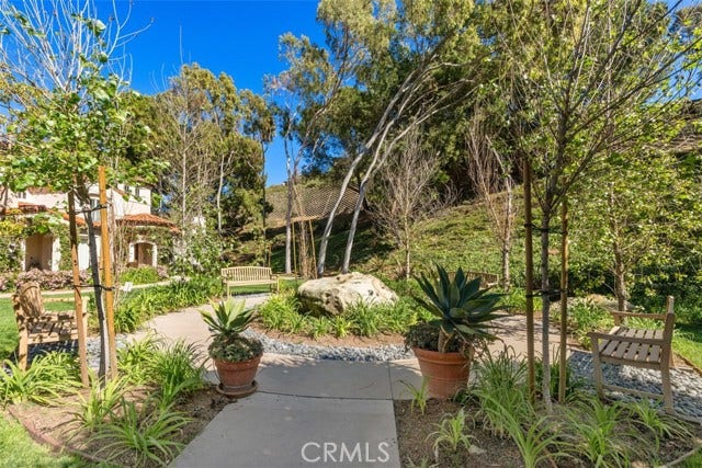 11 Sorrento CT, Newport Coast, CA 92657 Community sitting area