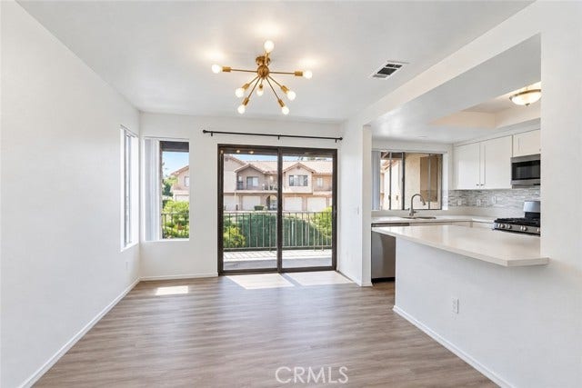 Dining area. Ample light and high ceilings