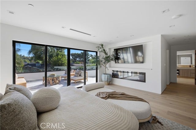 22518 Burbank, Woodland Hills, CA 91367 22518 Burbank, Woodland Hills, CA 91367
