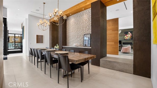 22935 Oxnard, Woodland Hills, CA 91367