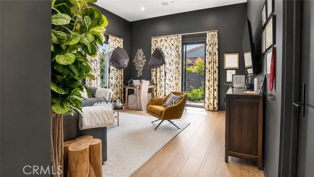 22935 Oxnard, Woodland Hills, CA 91367