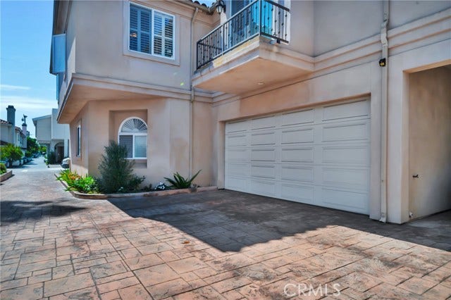 Landscaped edged driveway to garage.