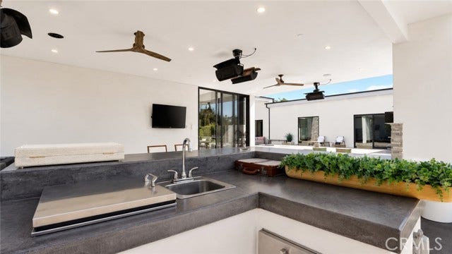 22935 Oxnard, Woodland Hills, CA 91367