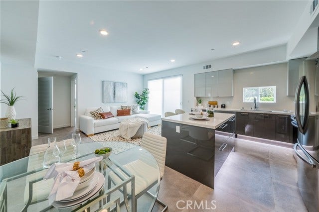 214 S Westmoreland, #3, Los Angeles, CA 90004 214 S Westmoreland, #3, Los Angeles, CA 90004