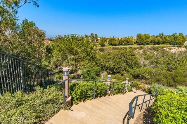 11 Sorrento CT, Newport Coast, CA 92657 Stairs to walking area