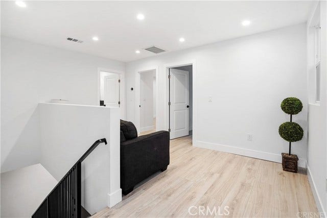 18060 Oxnard ST, Encino, CA 91316