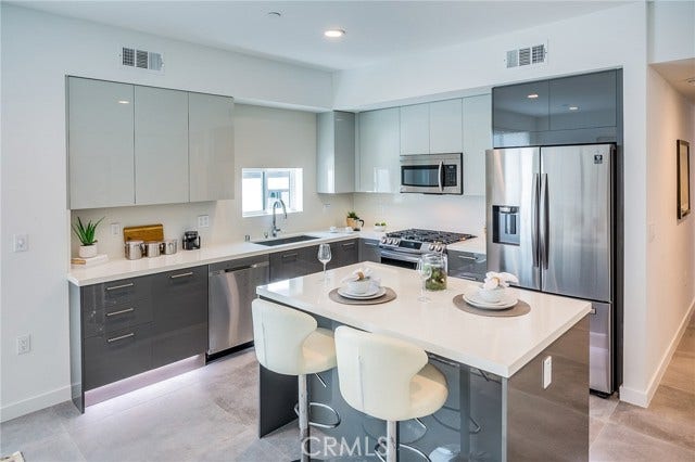 214 S Westmoreland, #3, Los Angeles, CA 90004 214 S Westmoreland, #3, Los Angeles, CA 90004
