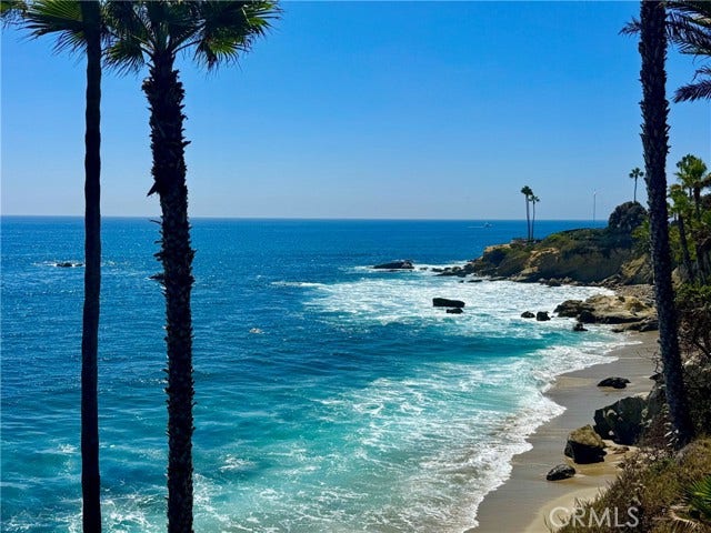 biking distance to Laguna Beach!