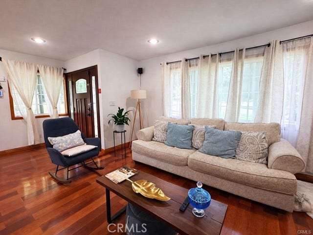 555 Hickory LN, Pasadena, CA 91103