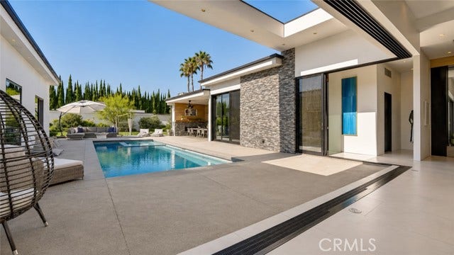 22935 Oxnard, Woodland Hills, CA 91367