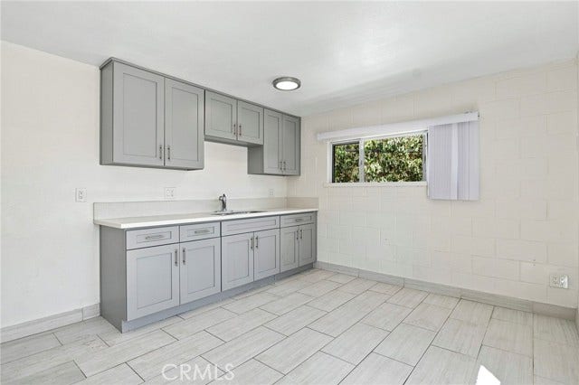 203 1/2 Benrud 2 Bedroom , kitchen 2 Full bath