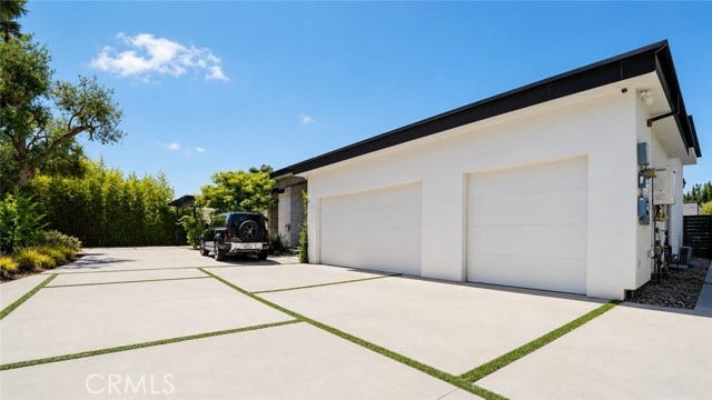 22935 Oxnard, Woodland Hills, CA 91367